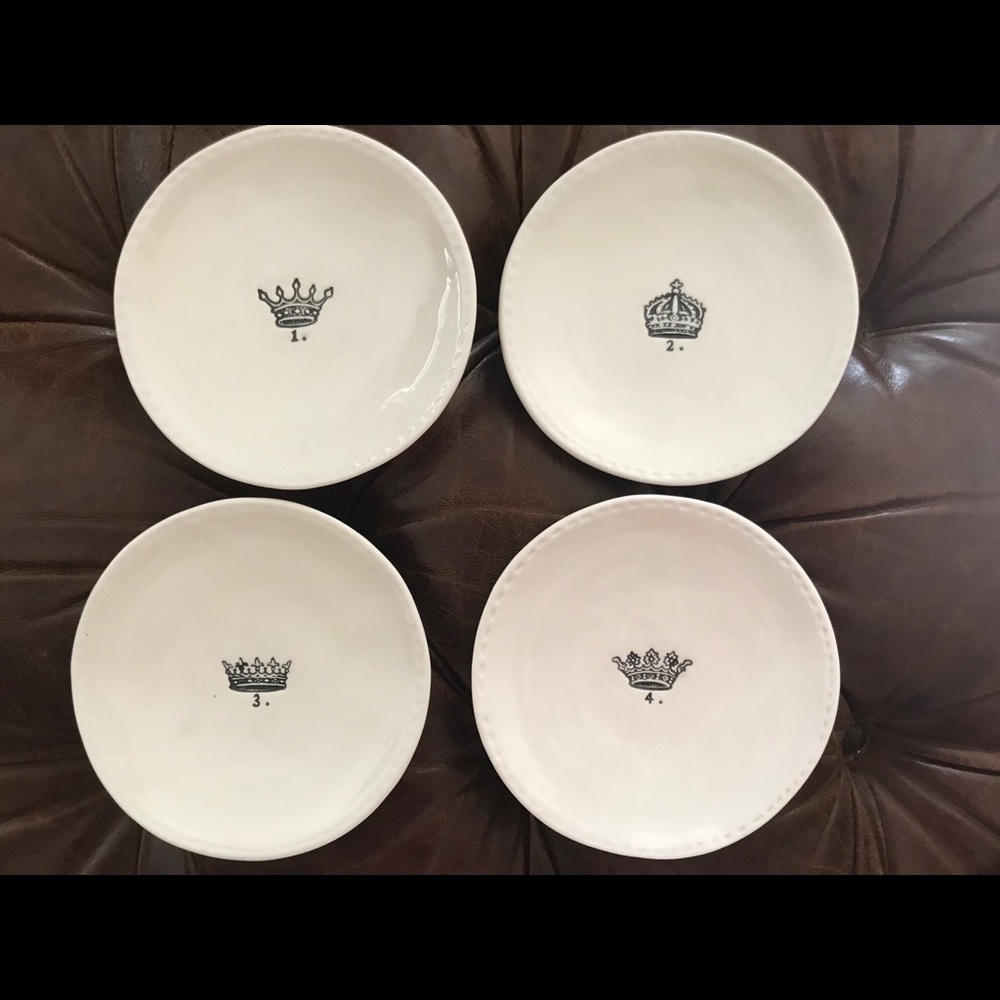 SOLD Rae dunn boutique 6” crown plate set.